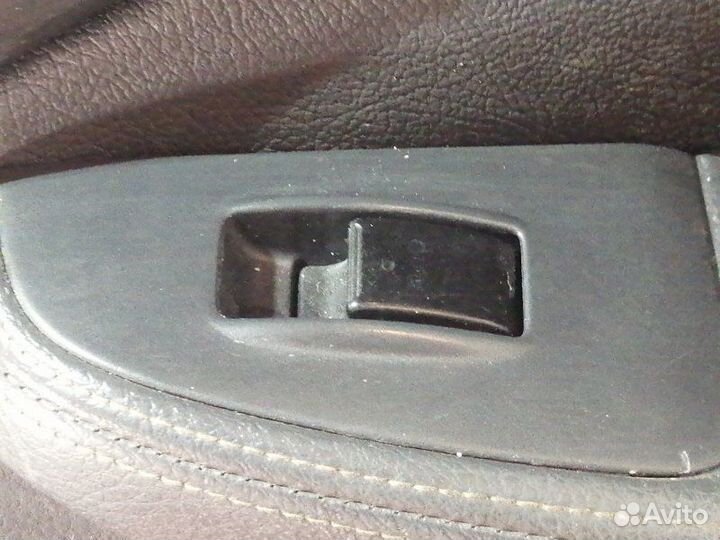 Кнопка стеклоподъемника передняя правая Toyota
