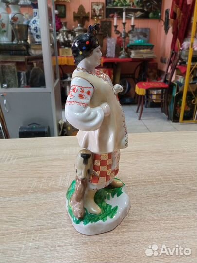 Фарфоровая статуэтка 