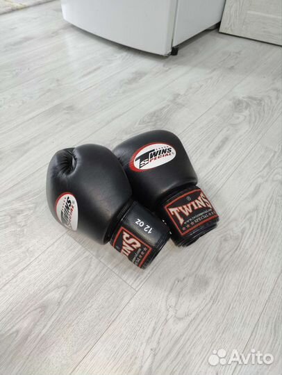 Боксерские перчатки Twins 12oz