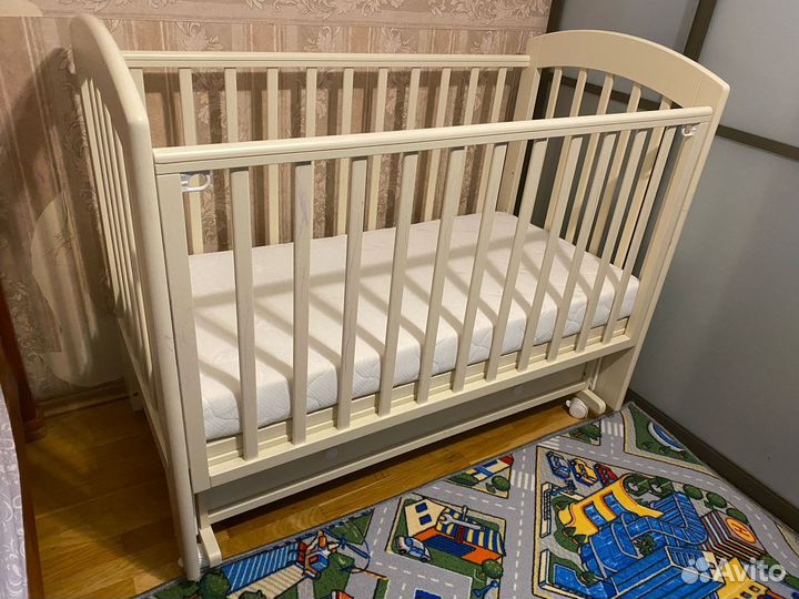 Детская кроватка с маятником и ящиком