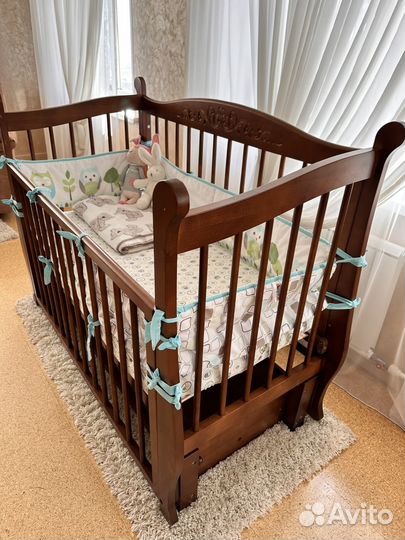 Детская кроватка с маятником и матрасом