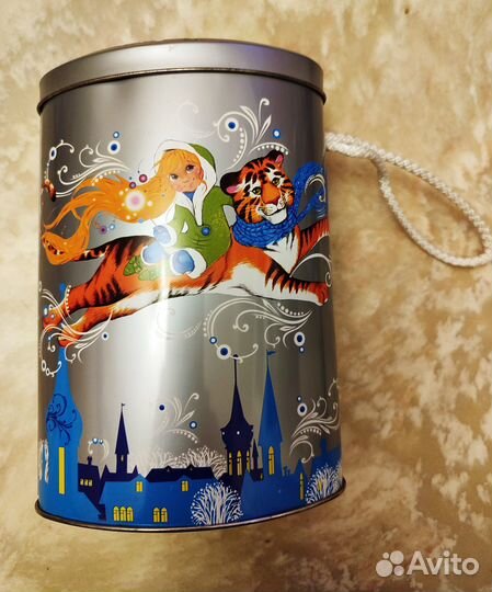 Коробки новогодние подарочные. Жесть, картон