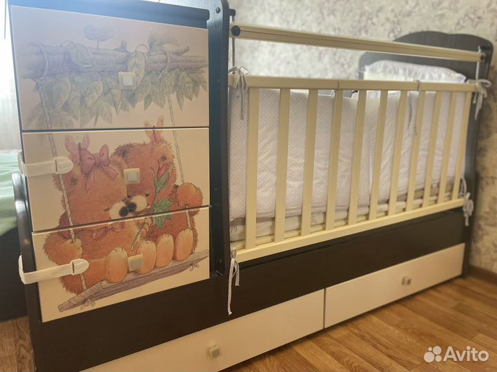 Детская кроватка с маятником