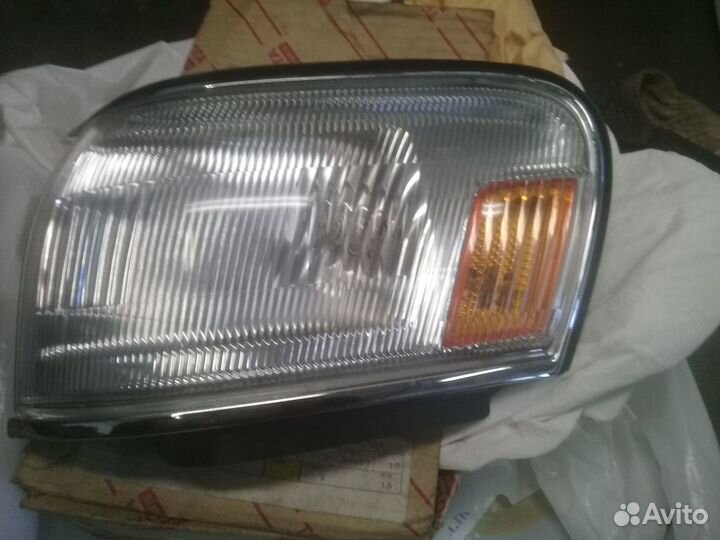Фонарь передний левый в сборе Toyota