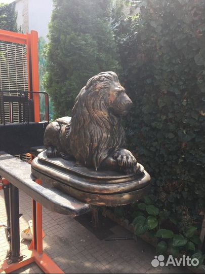 Скульптура льва