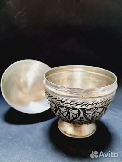 Яйцо, шкатулка. Ручная резьба. Металл неизвестен.В