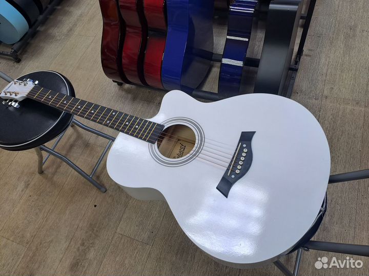 Гитара акустическая белая с металлическими струн