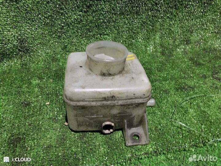 Бачок для тормозной жидкости на toyota ipsum ACM21