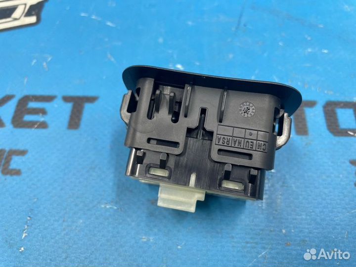 Кнопка открывания багажника Mercedes-Benz C-Class