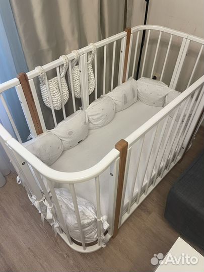 Детская кроватка с маятником