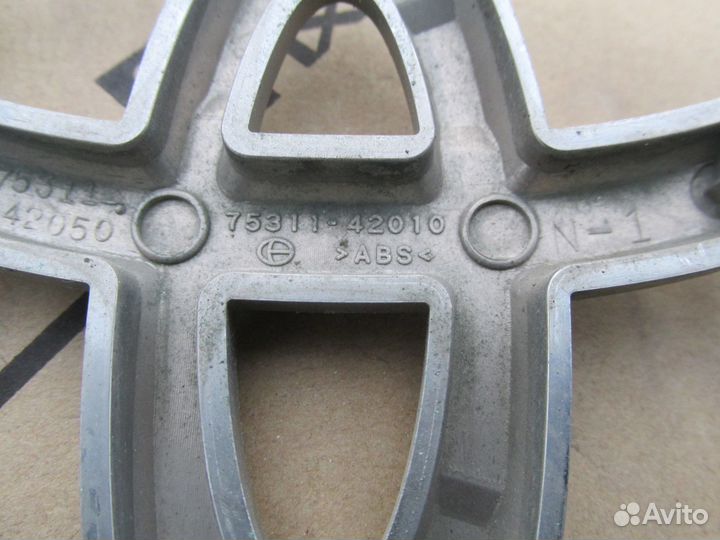 Эмблема решётки радиатора Toyota RAV 4 2006-2012