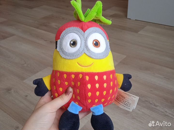 Миньон в костюме клубники