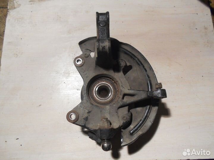 Кулак поворотный передний правый