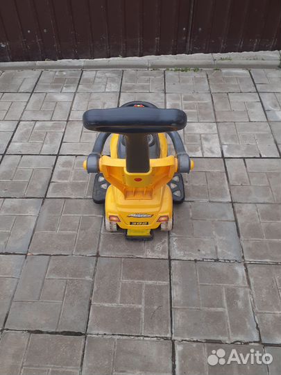 Детская машина каталка с ручкой