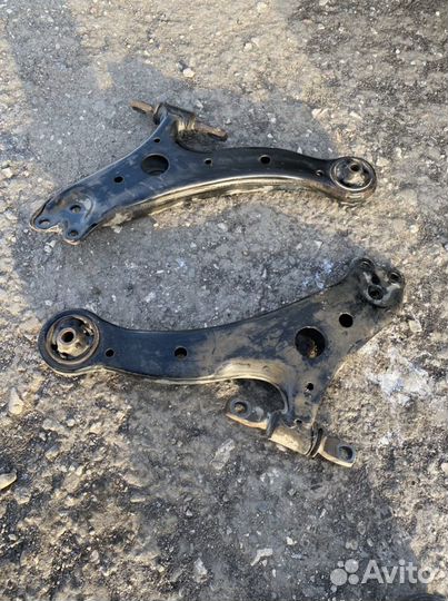 Нижние рычаги передней подвески Тойота Камри 50