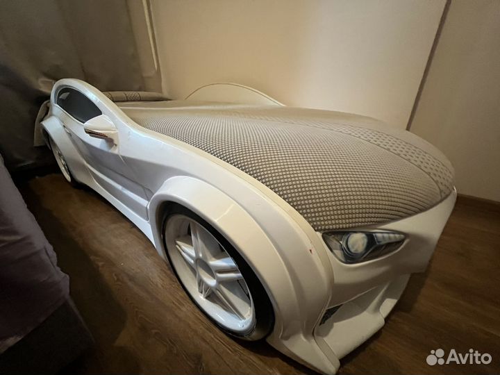 Детская кровать машина