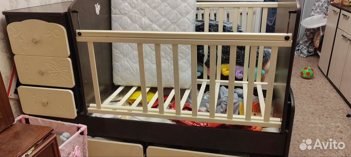 Детская кроватка с комодом
