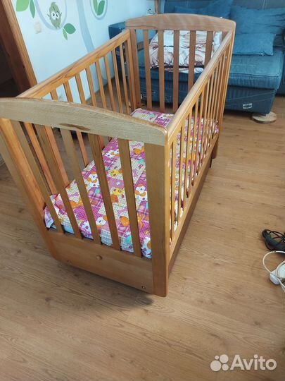 Детская кроватка с маятником