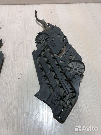 Кронштейн крепления фары Skoda Octavia A5