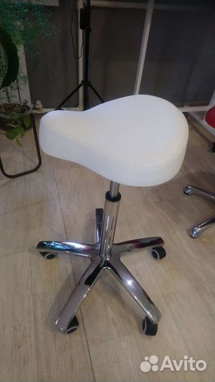 Стул мастера на колёсиках