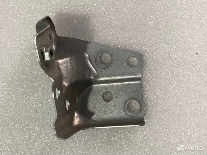 Кронштейн крыла и лонжерона передний левый Toyota