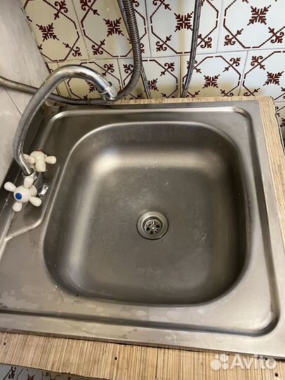 Мойка кухонная накладная со смесителем