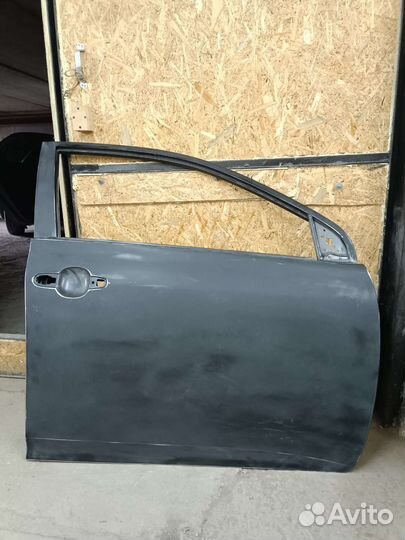 Продам левую и правую переднюю дверь тоета королла