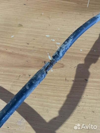 Трос стояночного тормоза задний правый Peugeot 208