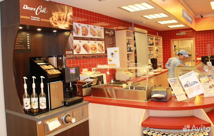 Официант в кафе 129