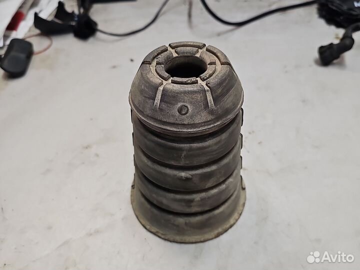 Отбойник задний Toyota Land Cruiser UZJ100