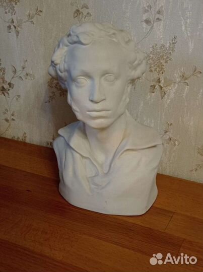 Фарфоровый бюст Пушкина