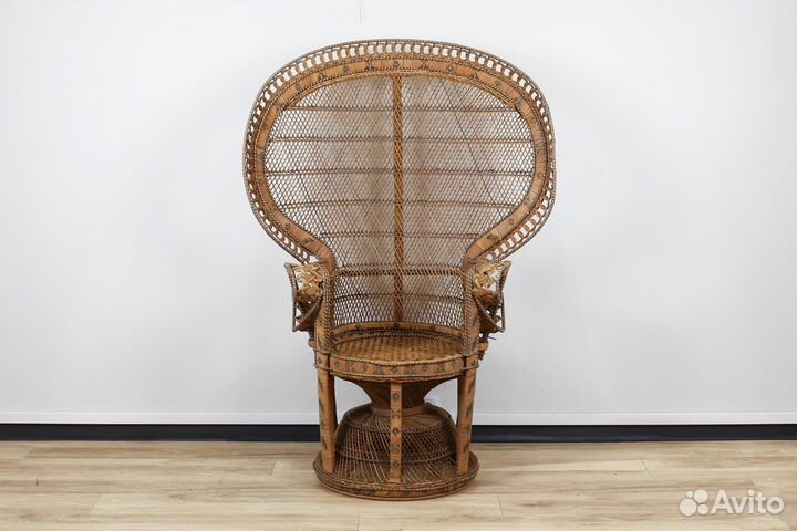 Старинное плетеное кресло-павлин