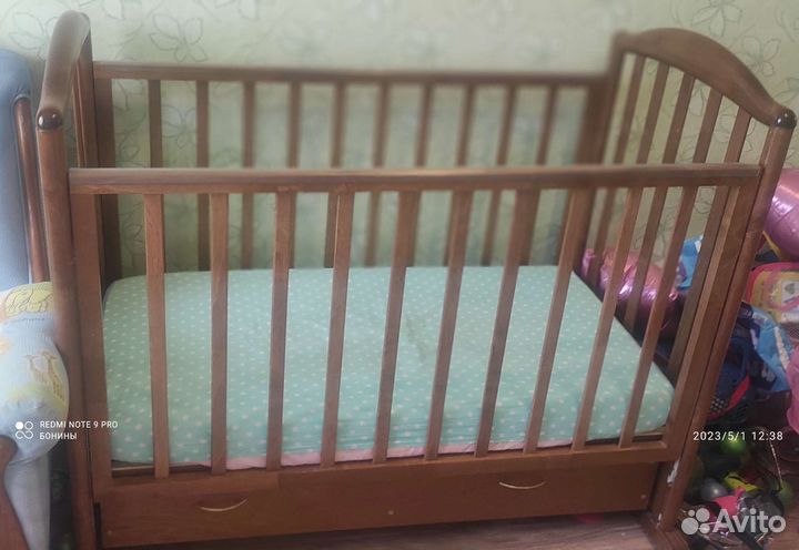 Детская кроватка с маятником и ящиком