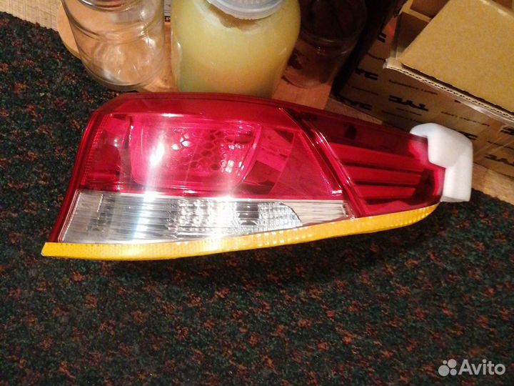 Задний правый наружный фонарь на Киа Рио 3
