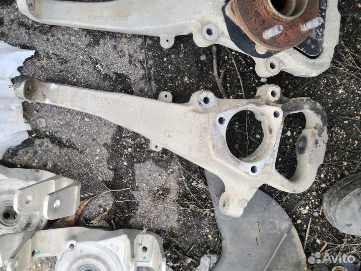 Кулак поворотный передний правый cadillac sts