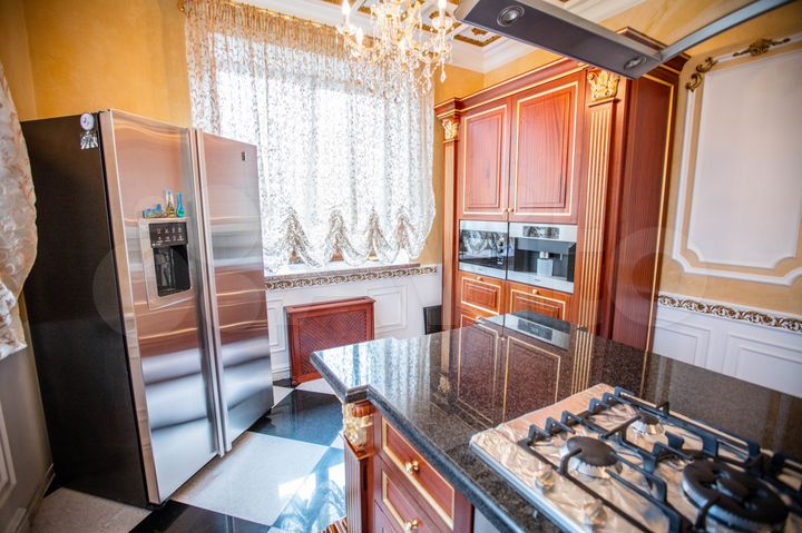 Дом 696 м² на участке 13 сот.