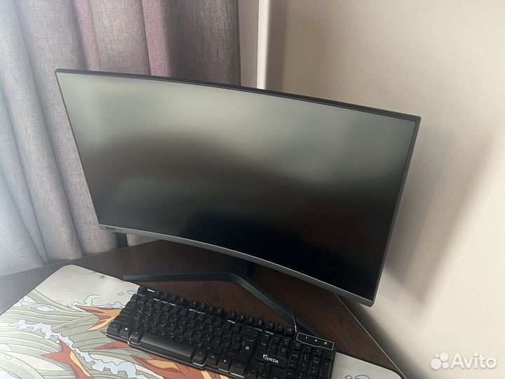 Монитор Samsung 27 изогнутый