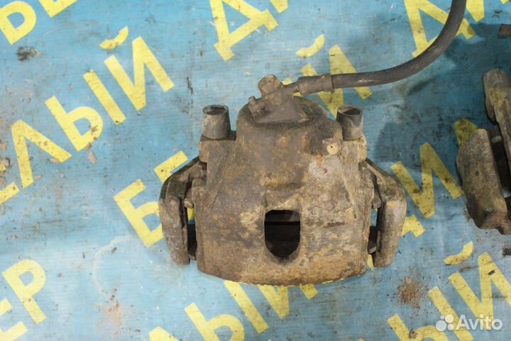 Передний суппорт + скоба Toyota Avensis