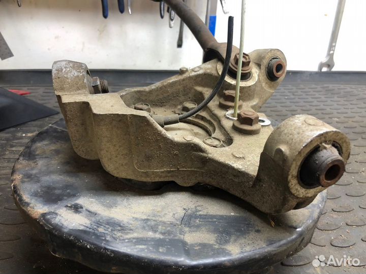 Кулак задний левый Nissan Teana J31 2003-2005