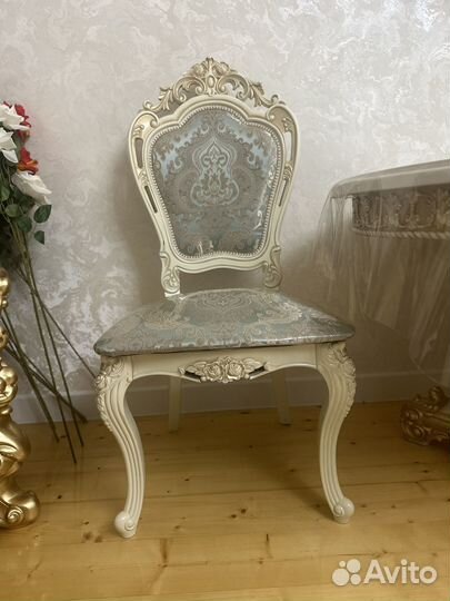 Стол и стулья
