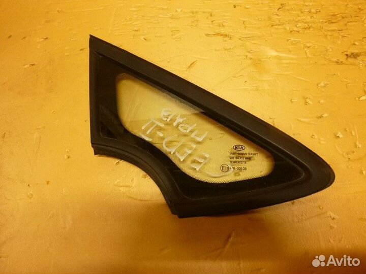 Стекло глухое переднее правое KIA ceed II 2012-201