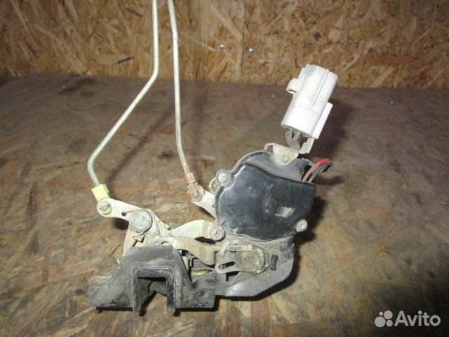 Замок двери задней левой Toyota Corolla E10 1992-1