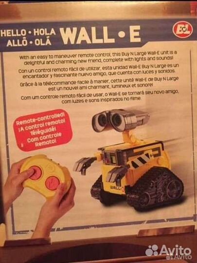 Робот Wall-e на пульте управления