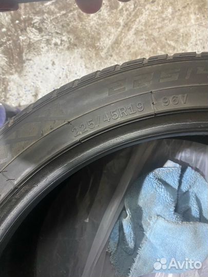 Windforce Snowblazer UHP 225/45 R19 и 255/35 R19