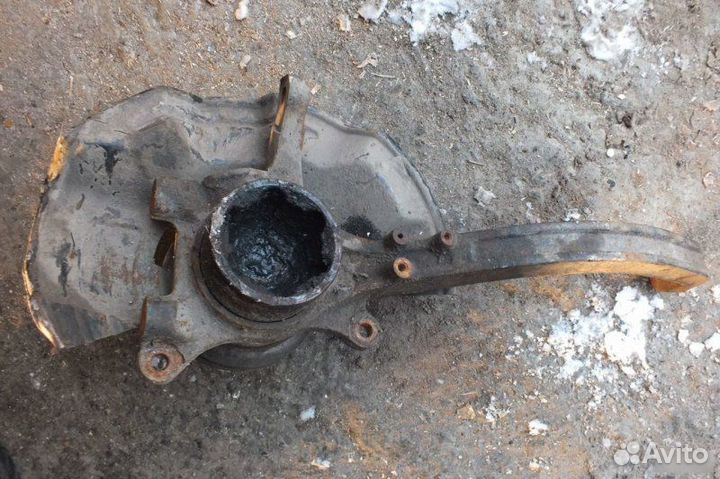 Кулак поворотный левый Kia Opirus