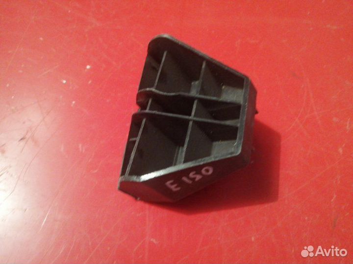 Кронштейн бампера задний левый Toyota Avensis T250