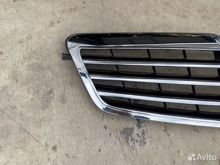 Решетка радиатора передняя Mercedes-Benz E-Class