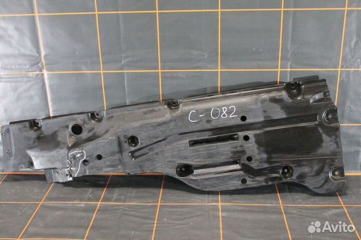 Накладка днища левая - Mercedes-Benz M-klasse W166