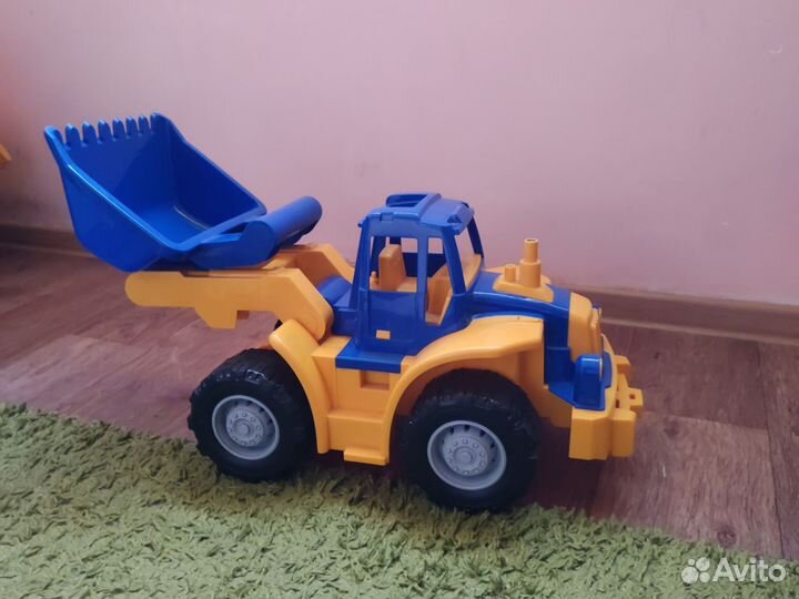 Игрушка трактор большой