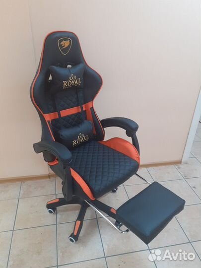 Компьютерное игровое кресло с подставкой для ног